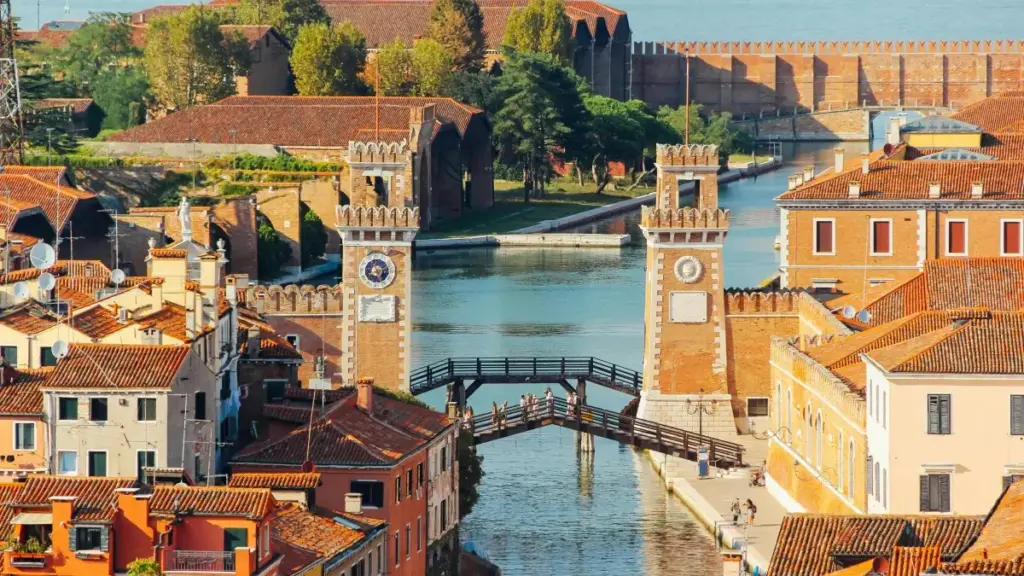 Роҳнамои амалии бозори Латвия: чӣ гуна Facebook-креаторҳои маҳаллӣ ва микроинфлюенсерҳоро пайдо кардан, санҷидан ва ҳамкорӣ кардан барои брендҳо аз Тоҷикобод.