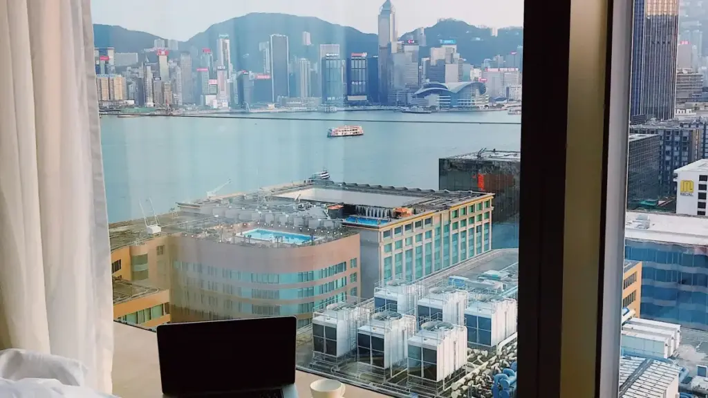 Роҳнамои амалии барои созандагони тоҷике: қадамҳо, мисолҳо (HolidayPirates) ва тарзи пайваст шудан ба брендҳои Кипр дар WhatsApp барои барномаҳои амбассадорӣ.