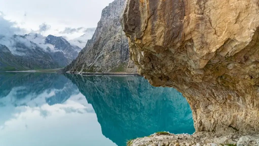 Кортакси амалӣ барои рекламгарони Тоҷикистон: чӣ тавр креаторони Snapchat-и Қувайтро ёбидан, ченакҳо, хатарҳо ва нақшаи кори 90-рӯза барои фурӯши курсҳои онлайн.